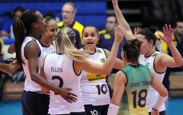 Jogadoras da seleção brasileira comemoram vitória sobre o Quênia (Foto: Divulgação/FIVB)