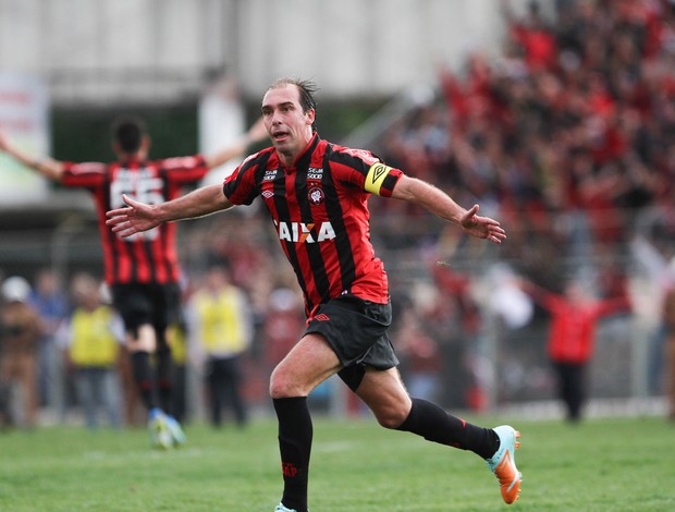 Paulo Baier gol Atlético-PR (Foto: Geraldo Bubniak / Ag. Estado)