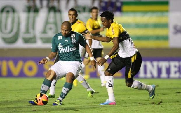 Goiás x Criciúma no Serra Dourada, em Goiânia (Foto: Cristiano Borges/O Popular)