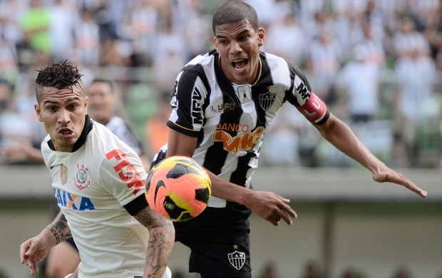 Guerrero e Leonardo Silva Corinthians x Atlético-MG (Foto: Pedro Vilela / Ag. Estado)