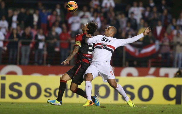 Luís Fabiano do São Paulo e Victor Ramos do Vitória (Foto: Marcos Bezerra / Ag. Estado)