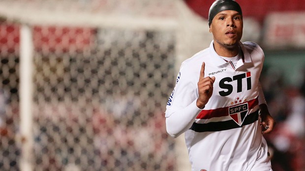 Luis Fabiano gol São Paulo x Vitória (Foto: Miguel Schincariol / Ag. Estado)