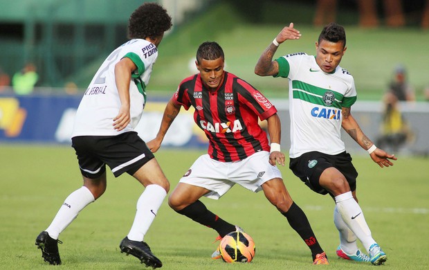 Everton, Coritiba x Atlético-PR (Foto: Giuliano Gomes/Agência Estado)