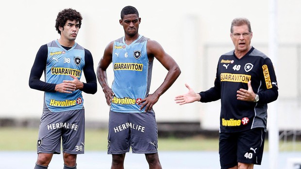 bruno mendes dankler oswaldo de oliveira botafogo treino (Foto: Alexandre Cassiano / O Globo)