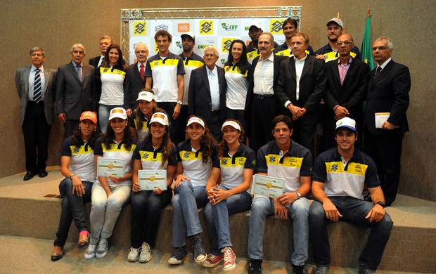 Ministro Aldo Rebelo e jogadores de vôlei de praia (Foto: Alexandre Durão / CBV)