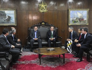 dirigentes reunidos com renan calheiros (Foto: Marcos Oliveira / Agência Senado)