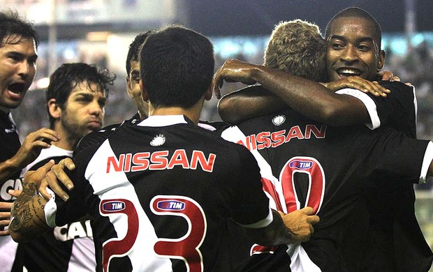 Edmílson comemoração Vasco contra Internacional (Foto: Marcelo Sadio / Site do Vasco)