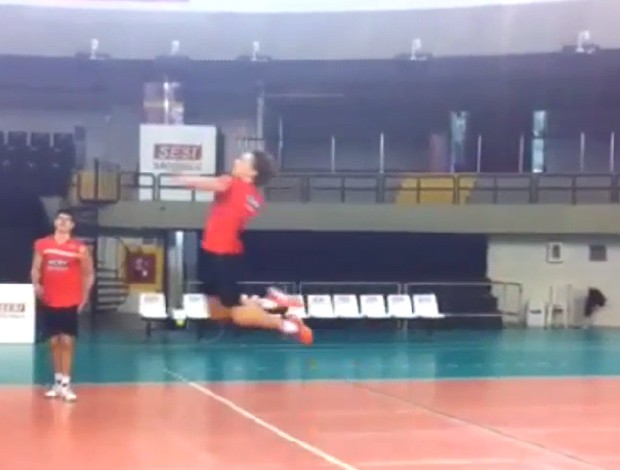 Frame Murilo Vôlei treinando (Foto: Reprodução / Instagram)