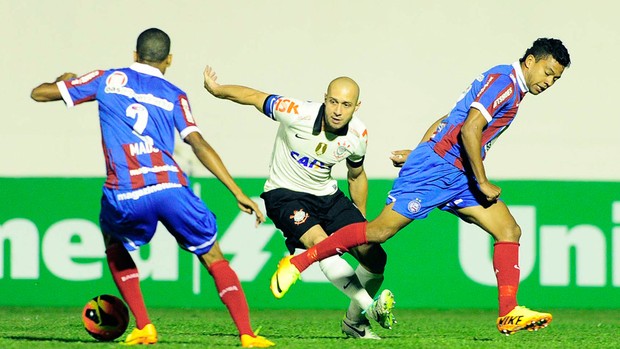 Alessandro Corinthians e Bahia (Foto: Marcos Ribolli)