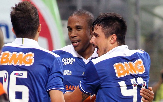 Borges e Willian gol Cruzeiro (Foto: Paulo Fonseca / Futura Press)