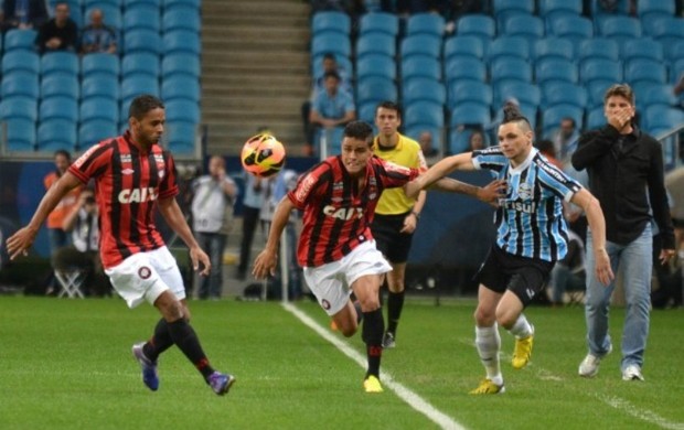 Grêmio x Atlético-PR Deivid, Everton e Pará (Foto: Site oficial do Atlético-PR/Gustavo Oliveira)