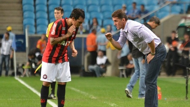 Vagner Mancini, técnico do Atlético-PR, conversa com João Paulo (Foto: Site oficial do Atlético-PR/Gustavo Oliveira)