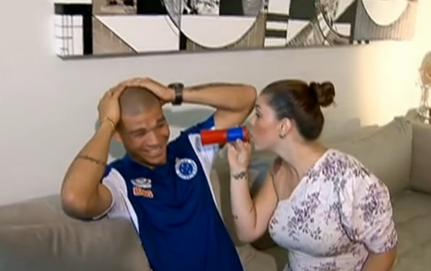 A corneteira Karin Lopes brinca com Nilton (Foto: Reprodução / SporTV)