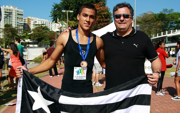 Marcelo Murad, diretor de remo do Botafogo, ao lado do atleta (Foto: Divulgação)