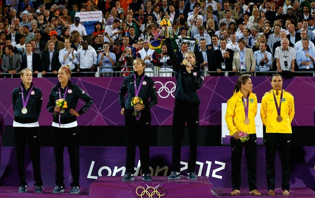 Em Londres, Walsh/May ficou com o ouro, e Ross/Kess com a prata. Juliana e Larissa foram bronze (Foto: Getty Images)