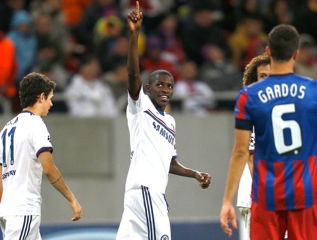 Ramires comemora gol do chelsea contra o STEAUA BUCARESTE (Foto: Agência AP)