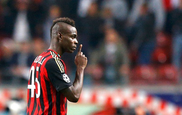 Balotelli comemora gol do milan contra o Ajax (Foto: Agência Reuters)