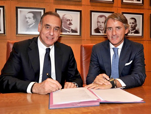 Roberto Mancini assina com galatasaray (Foto: Reprodução / Site Oficial do Galatasaray)