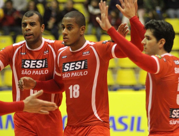 Manius Lucarelli e Sandro sesi sao bernardo superliga masculina volei (Foto: Alexandre Arruda/CBV)