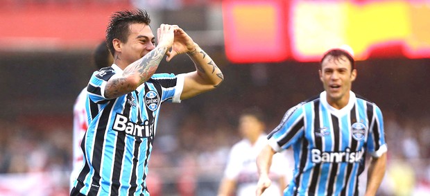 Vargas gol Grêmio contra São Paulo (Foto: Roberto Vazquez / Futura Press)