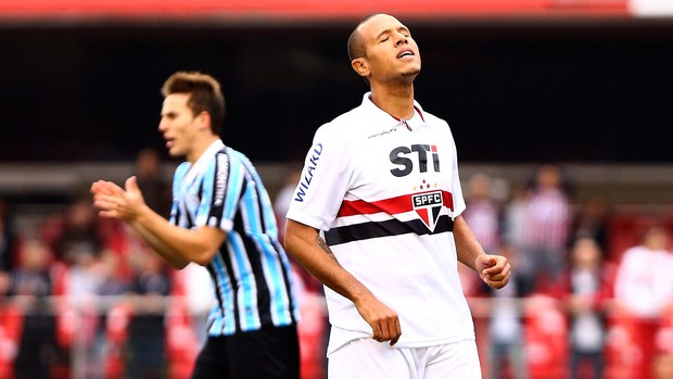 Luis Fabiano derrota São Paulo contra Grêmio (Foto: Roberto Vazquez / Agência Estado)