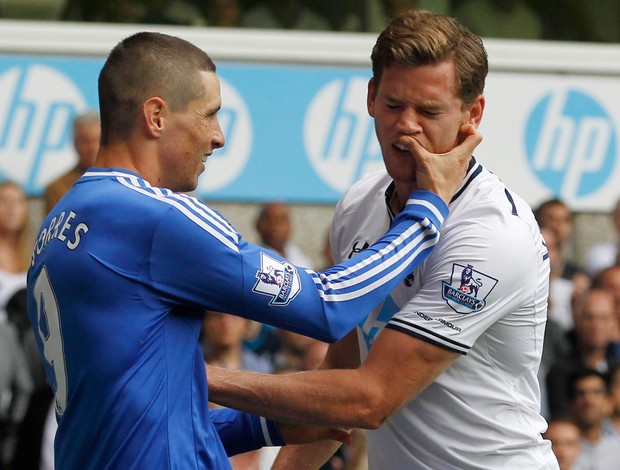 Vertonghen fernando torres tottenham x chelsea (Foto: AP)