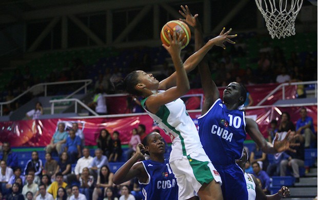 Basquete Brasil x Cuba (Foto: Samuel Vélez / FIBA)