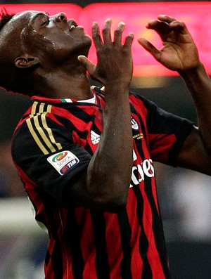 Balotelli milan perde pênalti Napoli (Foto: Agência Reuters)