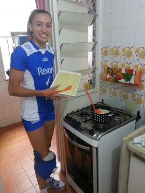 Gabi faz o próprio almoço antes dos treinos do Rio de Janeiro (Foto: Arquivo pessoal)