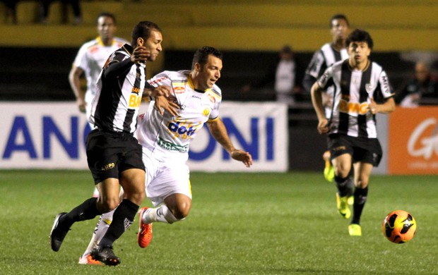 Daniel Carvalho e Pierre Criciúma e Atlético-mg (Foto: Fernando Ribeiro / Futura Press)