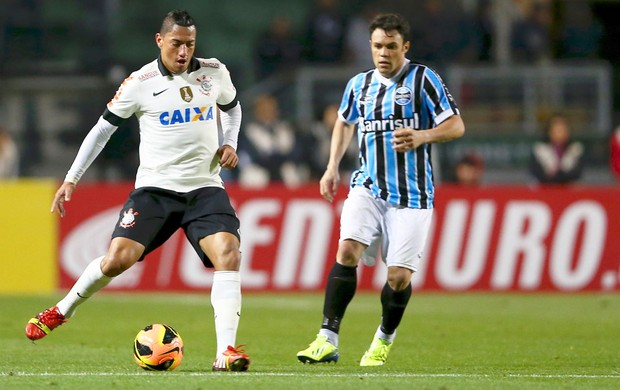 Ralf e Kleber Corinthians e Grêmio (Foto: Wagner Carmo / Vipcomm)