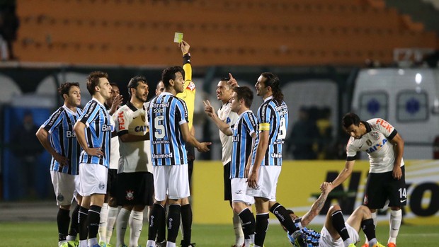 cartão amarelo Corinthians x Grêmio (Foto: Marcos Ribolli / Globoesporte.com)