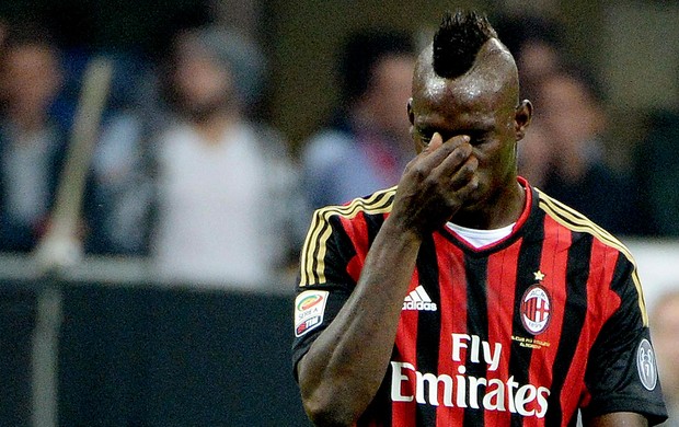 Balotelli milan perde pênalti Napoli (Foto: Agência EFE)