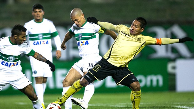 Alex Coritiba e Itaguí (Foto: Agência AP)