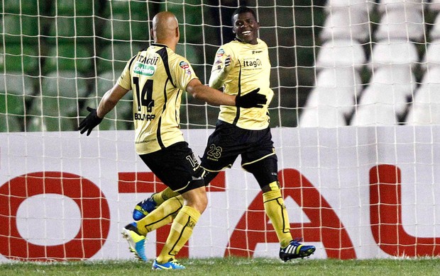 Mena comemora gol do Itaguí contra o Coritiba (Foto: Agência Reuters)