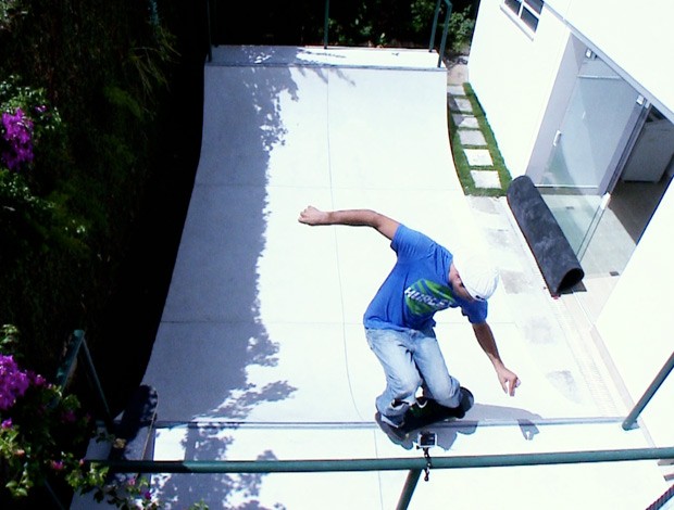 Bob Burnquist aprovou pista de skate da casa de Regiane Alves (Foto: Reprodução SporTV)