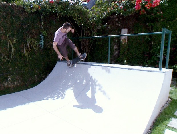 João Gomez, namorado de Regiane, sempre sonhou com pista de skate em casa (Foto: Reprodução SporTV)