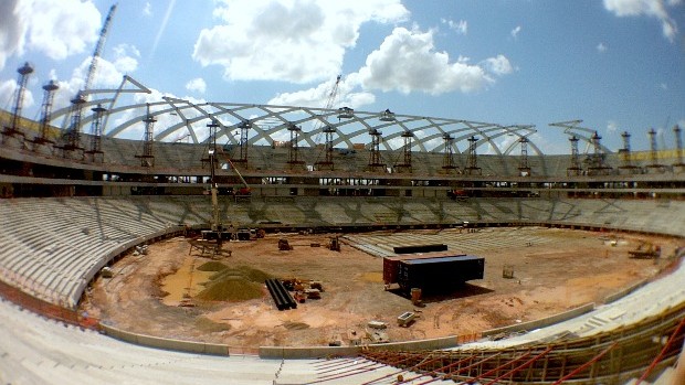 Arena da Amazônia instalação de peças da fachada (Foto: Isabella Pina)