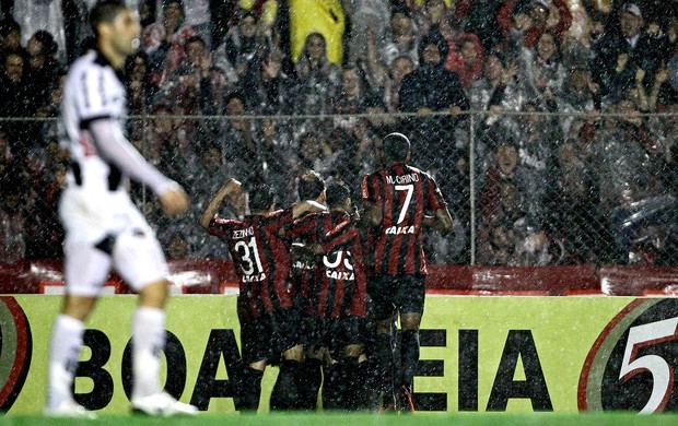 Paulo Baier atlético-pr gol Ponte preta série A (Foto: Heuler Andrey / Agência Estado)