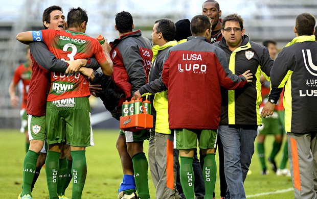 Jogadores portuguesa comemoração gol internacional (Foto: André Antunes / Futura Press)