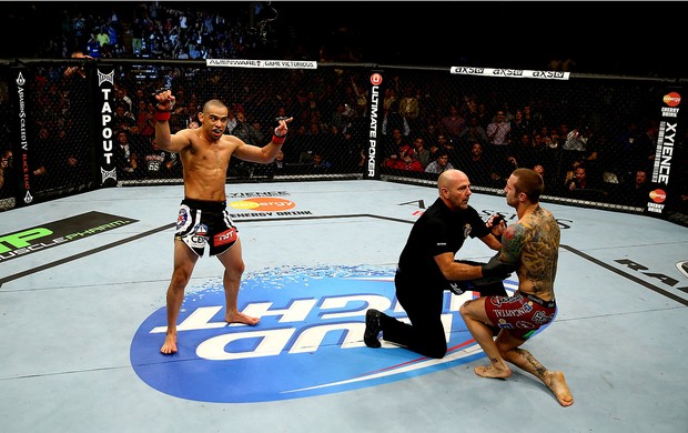 UFC  Eddie Wineland e Renan Barao (Foto: Agência Getty Images)