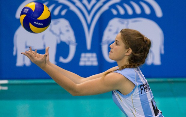 Barbara Frangella vai para o saque no Mundial sub-18 na Tailândia (Foto: FIVB/Divulgação)