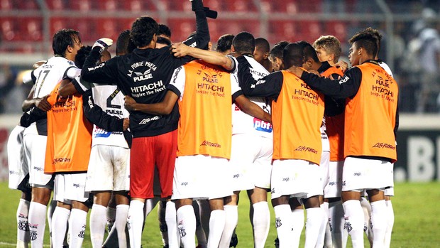 Comemoração ponte preta contra o Corinthians (Foto: Marcos Ribolli)