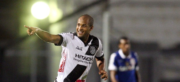 Fellipe Bastos gol Ponte Preta (Foto: Marcos Ribolli / Globoesporte.com)