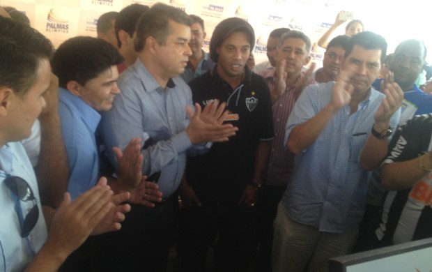 Ronaldinho Gaúcho inaugura escolinha de futebol na região sul de Palmas (Foto: Vilma Nascimento/GLOBOESPORTE.COM)