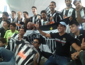 Torcedores esperavam a chegada de Ronaldinho Gaúcho no aeroporto de Palmas (Foto: Vilma Nascimento/GLOBOESPORTE.COM)