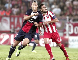 Ibrahimovic jogo PSG contra Olympiakos (Foto: EFE)