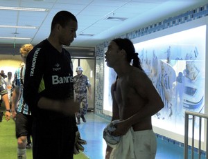 Ronaldinho conversa com Dida na saída de campo da Arena (Foto: Hector Werlang/Globoesporte.com)