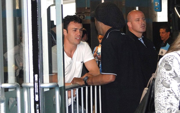 Ronaldinho Conversa com Kleber (Foto: Léo Simonini)