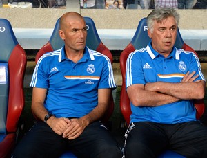 Carlo Ancelotti e Zidane banco Real Madrid jogo (Foto: AFP)